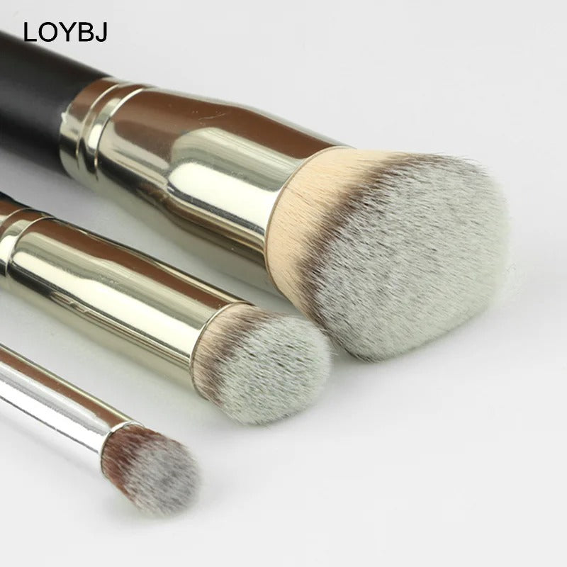 Makeup brushes (portable beauty tools)