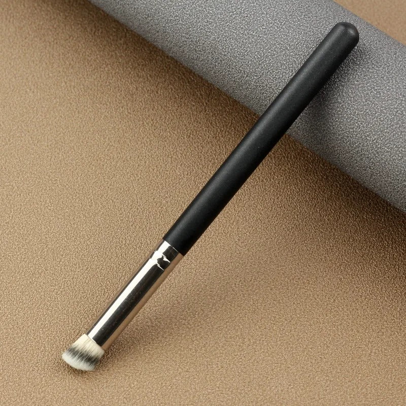 Makeup brushes (portable beauty tools)